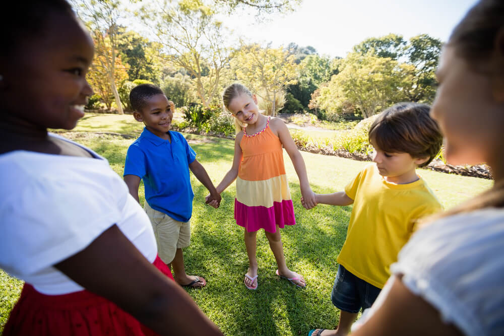 Seu filho é tímido? Confira como ajudar a superar a timidez infantil