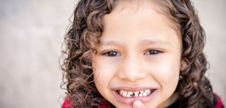 Como Cuidar dos Dentes de Leite: Dicas Essenciais para Pais de Primeira Viagem