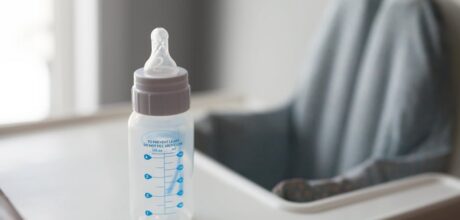 Mamadeira ou Peito: Como Escolher a Melhor Opção para o Seu Bebê
